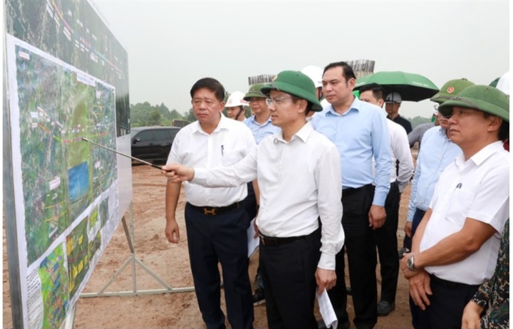 Phó Chủ tịch UBND Thành phố Bùi Duy Cường kiểm tra hiện trường Dự án cầu Thượng Cát và đường hai đầu cầu. Ảnh CTTĐT Hà Nội.