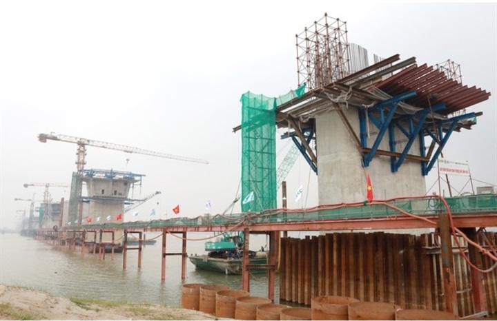 Dự án cầu Hồng Hà có tiến độ thi công tích cực. Ảnh CTTĐT Hà Nội.