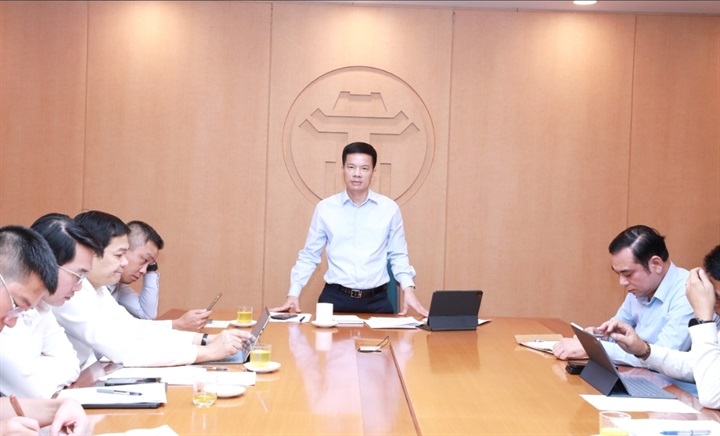 Phó Chủ tịch UBND thành phố Hà Nội Bùi Duy Cường phát biểu tại cuộc họp. Ảnh CTTĐT Hà Nội.