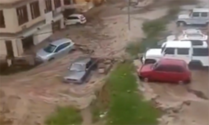 Nước lũ cuồn cuộn đổ xuống khu dân cư. (Ảnh chụp màn hình qua VTCnews)