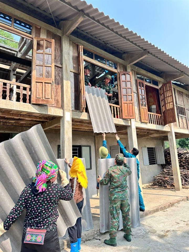 Ngoài chính sách hỗ trợ thiệt hại về nhà ở, Nghị quyết còn quy định mức hỗ trợ cấp bách đối với hộ gia đình, cá nhân phải sơ tán, di dời khẩn cấp do nguy cơ xảy ra thiên tai, hỏa hoạn trên địa bàn tỉnh là 250.000 đồng/người/ngày. Ảnh CTTĐT Lào Cai.