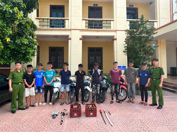 Các đối tượng và số hung khí trong vụ án. Ảnh Công an Phú Thọ.
