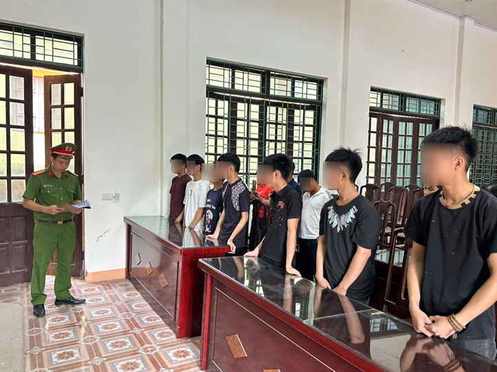 Cơ quan Cảnh sát điều tra công bố Quyết định khởi tố vụ án, khởi tố bị can. Ảnh Công an Phú Thọ.