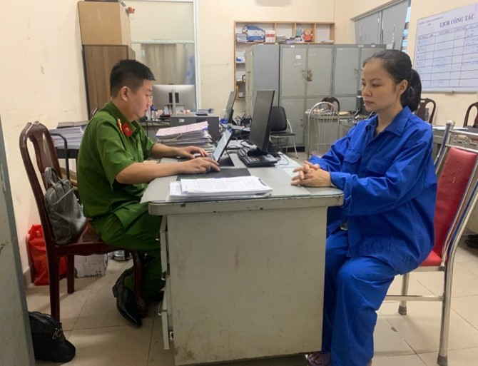 Đối tượng Đinh Thị Hiền Vy làm việc với Cơ quan điều tra. Ảnh: Trang TTĐT Công an Đồng Nai