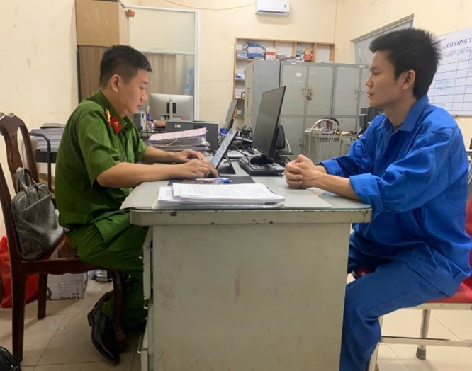 Đối tượng Đinh Mã Hoài Nam làm việc với Cơ quan điều tra. Ảnh: Trang TTĐT Công an Đồng Nai