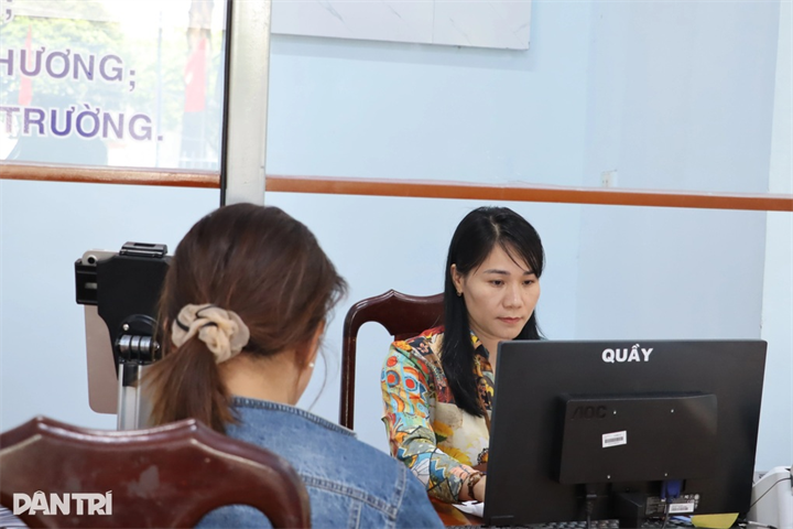 Cán bộ Trung tâm phục vụ hành chính công xã Quảng Phú, tỉnh Đắk Lắk tiếp nhận hồ sơ thủ tục hành chính của người dân (Ảnh minh họa: Trương Nguyễn).