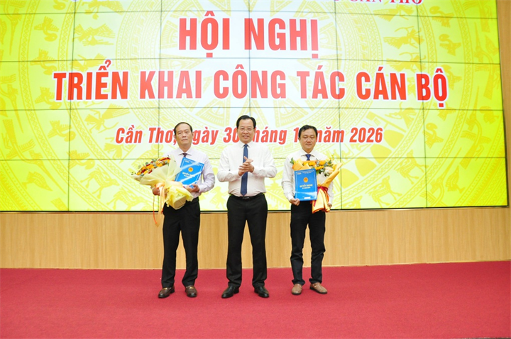 Phó Chủ tịch UBND TP Cần Thơ Vương Quốc Nam trao quyết định bổ nhiệm cho ông Diệp Minh Tuấn (trái) và ông Huỳnh Ngọc Toàn (phải) (Ảnh: CTV)./ Dân trí.