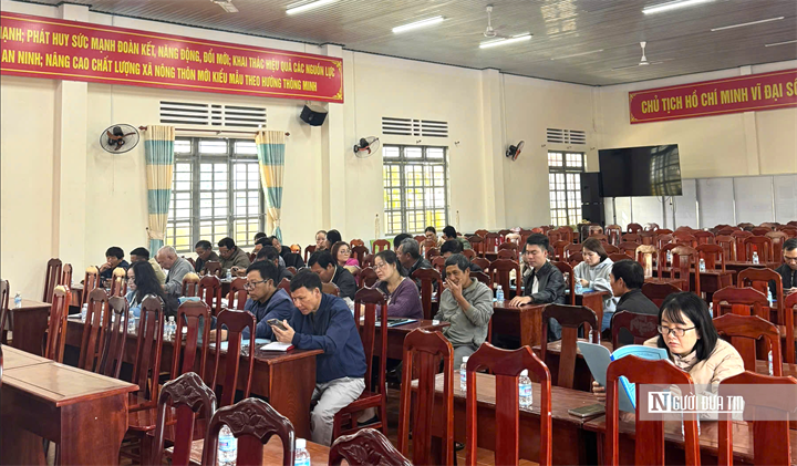 Các cán bộ, ban, ngành, đơn vị đoàn thể, đại diện thôn tham gia hội nghị tập huấn ở xã Ka Đô.