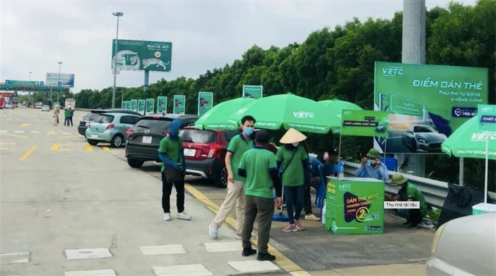 Điểm dán thẻ VETC trên cao tốc. Ảnh: TA