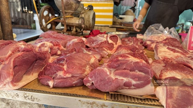Giá thịt heo giảm mạnh. Ảnh: Lao động