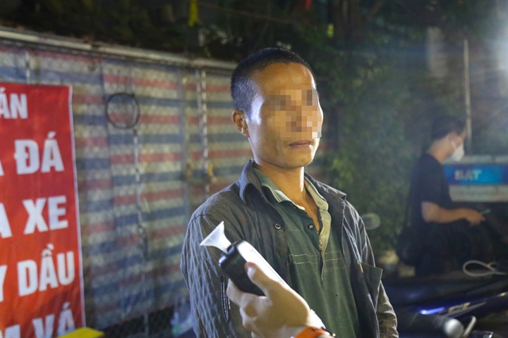 CSGT thông báo kết quả kiểm tra cho người vi phạm. Ảnh CACC.