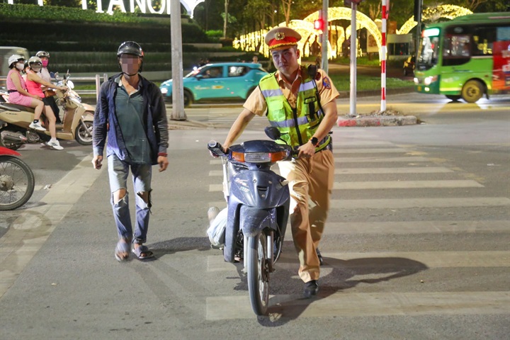 Không phát hiện người điều khiển ô tô vi phạm nồng độ cồn trong ca công tác. Ảnh CACC.