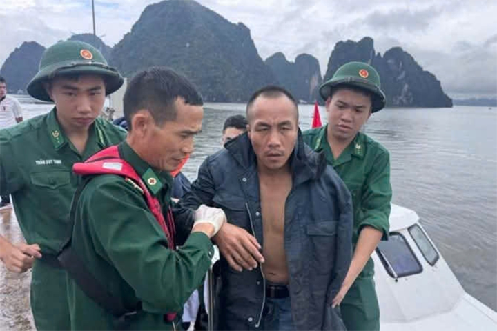 Bộ đội biên phòng đưa ngư dân gặp nạn vào bờ. Ảnh: Xuân Hùng