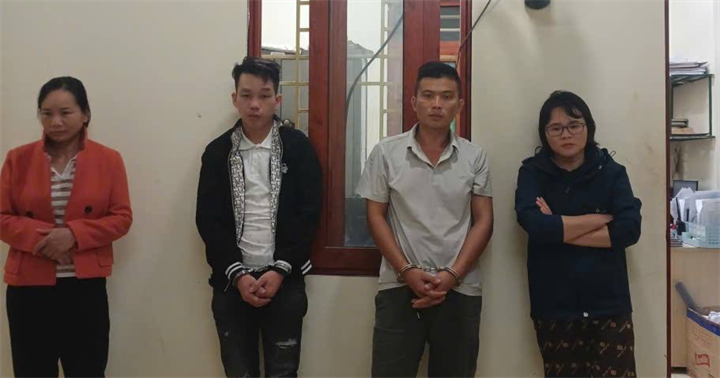 Từ trái qua phải:Trương Thị Uyên, Lý Văn Hùng, Nong WenDang, Trương Thị Thuý tại cơ quan Công an. (Ảnh: Công an Cao Bằng)