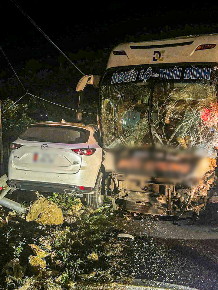 Đầu xe bị hư hỏng nặng sau vụ tai nạn. Ảnh: VTC News