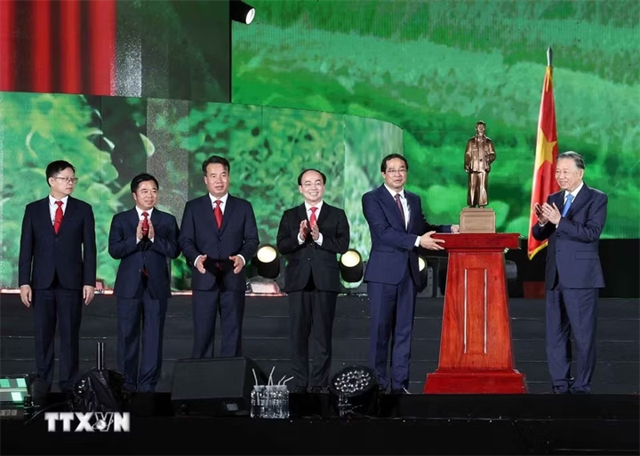 Tổng Bí thư, Chủ tịch nước Tô Lâm tặng bức tượng Chủ tịch Hồ Chí Minh cho Đảng bộ, chính quyền và Nhân dân tỉnh Thái Nguyên - Ảnh: TTXVN