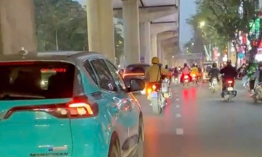 Hà Nội: CSGT kịp thời dẫn đường, hỗ trợ đưa cháu nhỏ đến bệnh viện cấp cứu