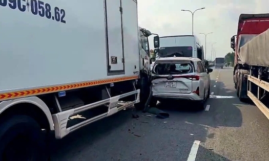 Tin tức tai nạn giao thông mới nhất ngày 17/1: Hai xe đầu kéo đâm nhau trên Vành đai 3, một người bị thương