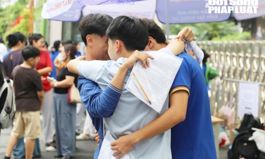 Toàn cảnh kỳ thi tốt nghiệp THPT 2026: Nụ cười, giọt nước mắt và dấu mốc trưởng thành của 1,2 triệu sĩ tử
