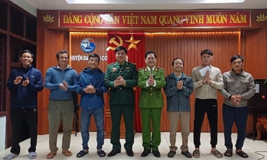 Hai ngư dân dũng cảm lao ra biển cứu người phụ nữ bị sóng cuốn khi hái rong mứt