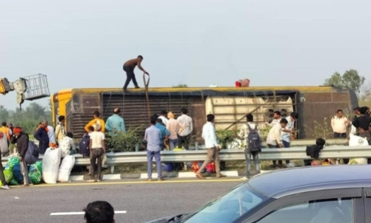 Xe buýt mất kiểm soát, lật nghiêng khi đang lưu thông ở Ấn Độ, 5 người thiệt mạng