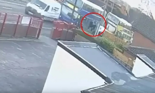 Rơi khỏi cửa sổ xe buýt, 3 học sinh bị thương: Camera ghi lại phút thót tim