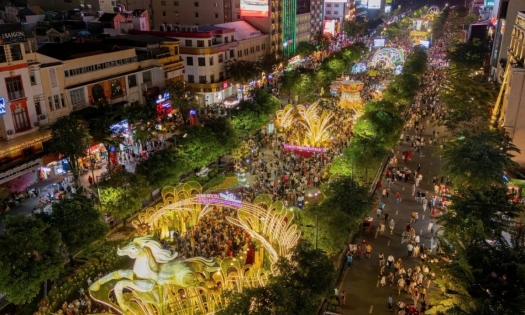 Người dân cả nước chờ ngắm pháo hoa giao thừa, hân hoan chào đón năm mới Bính Ngọ 2026