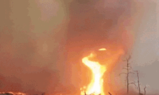 Clip: Lốc xoáy lửa bùng lên tại vùng cấm Chernobyl, Ukraine