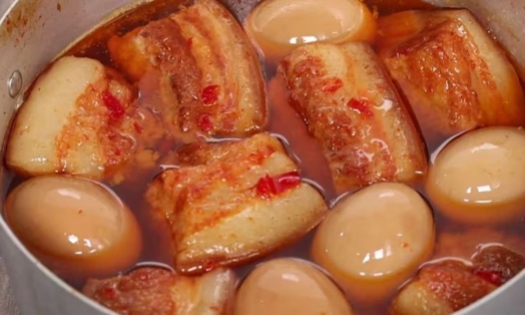 Cách làm thịt kho rệu miền Tây lên màu vàng nâu đẹp mắt
