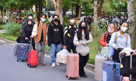 Nhiều trường đại học cho nghỉ Tết cả tháng, sinh viên năm nhất lo lắng khó lấy lại tinh thần học