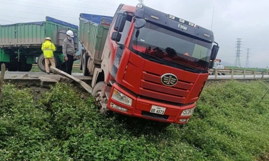 Hiện trường vụ ô tô đầu kéo húc văng xe máy, 2 phụ nữ tử vong ở Nghệ An