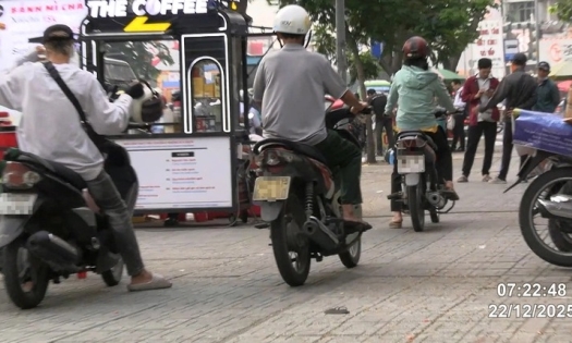 Đội CSGT Hàng Xanh, TP.HCM công bố danh sách xe máy leo vỉa hè bị 