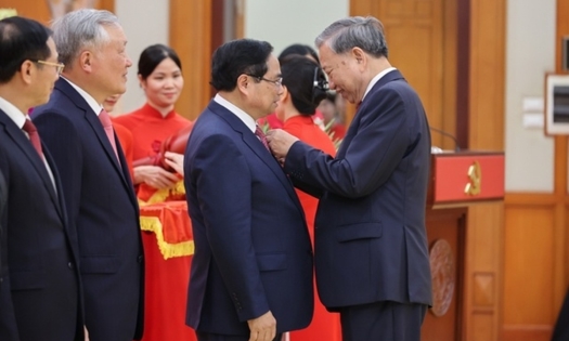 Thủ tướng Phạm Minh Chính nhận Huân chương Quân công hạng Nhất, Huy hiệu 40 năm tuổi Đảng