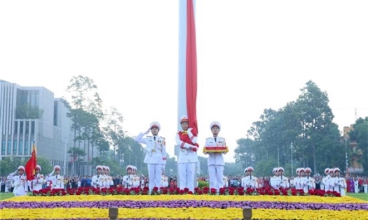 Trào dâng lòng yêu nước trong lễ chào cờ đặc biệt sáng 2/9