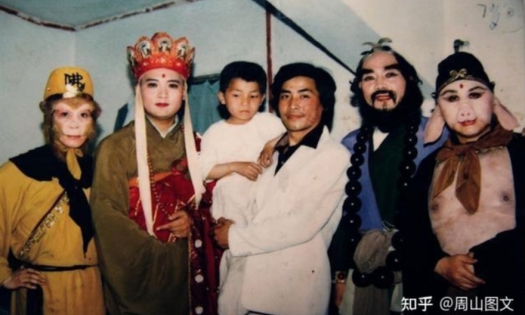 Hé lộ loạt ảnh hậu trường hiếm có của 